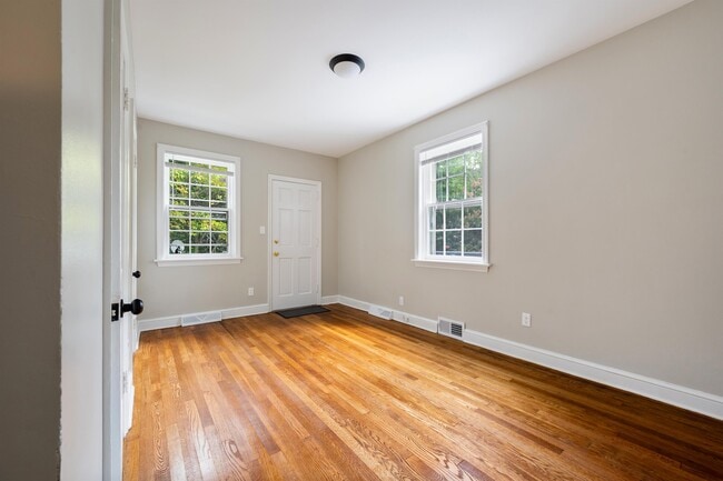 Building Photo - 1122 Lower Ferry Rd