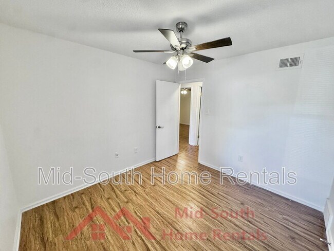Building Photo - 1185 Deer Trail Ln
