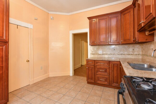 Building Photo - 208 4TH St