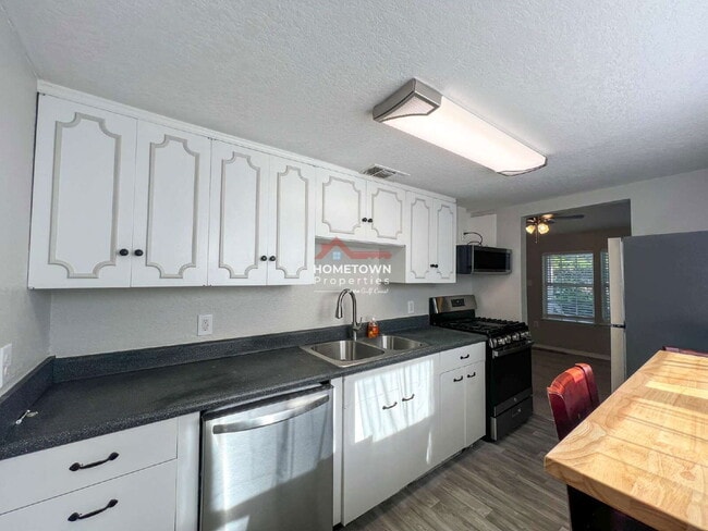 Building Photo - 2265 Klinger St