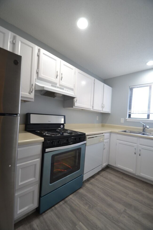 Building Photo - Available NOW, 2 bedroom townhome w/ AC - ...