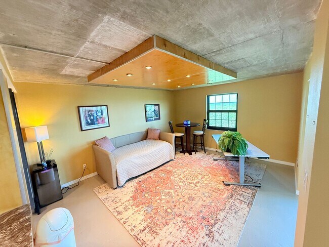 Building Photo - Huge Loft-Style 1 bed 1.5 Bath for Rent in...