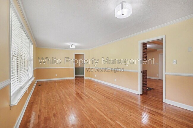 Building Photo - 7017 Linda Lake Dr