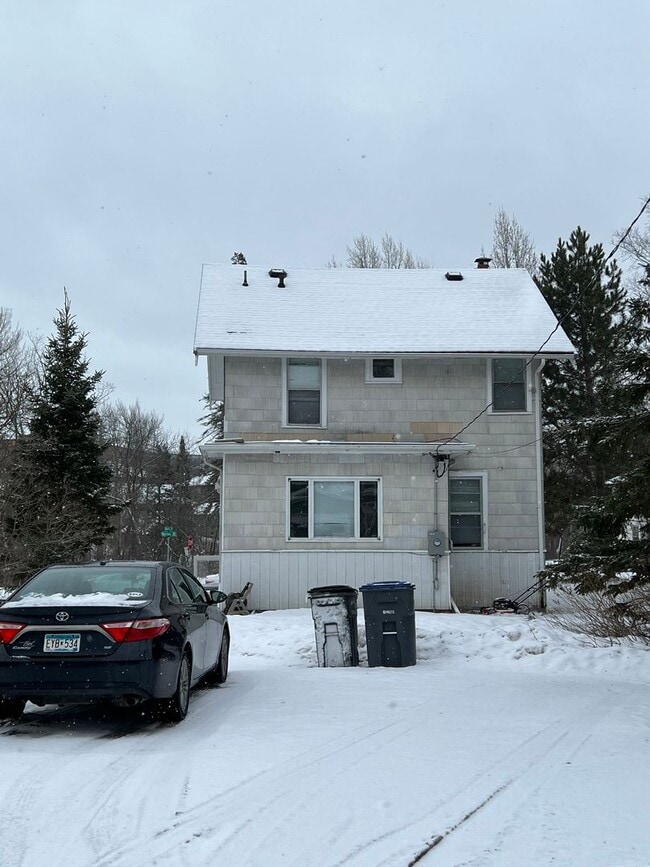 Building Photo - AVAILABLE JUNE - 3 BED 1 BATH NEAR CAMPUS