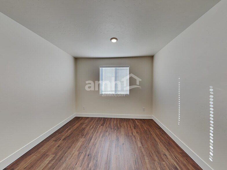 Building Photo - 6186 W Calle Lingo