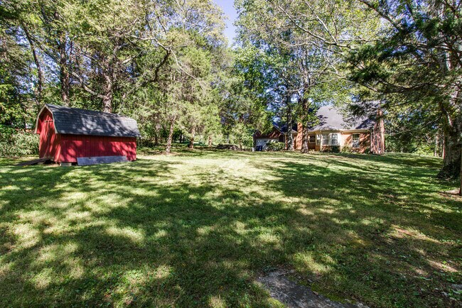 Building Photo - Huge Yard and Privacy, Right on Hillsboro Road at Fieldstone Farms!
