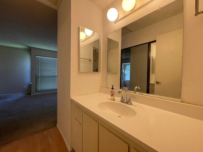 Building Photo - Gorgeous South Natomas Condo