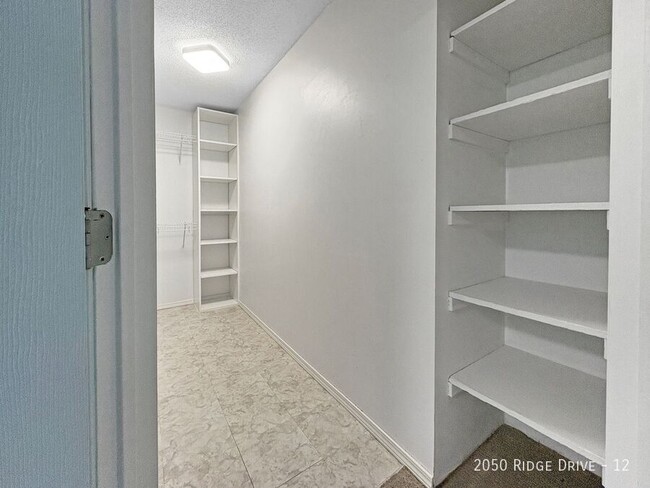 Building Photo - 2050 Ridge Dr