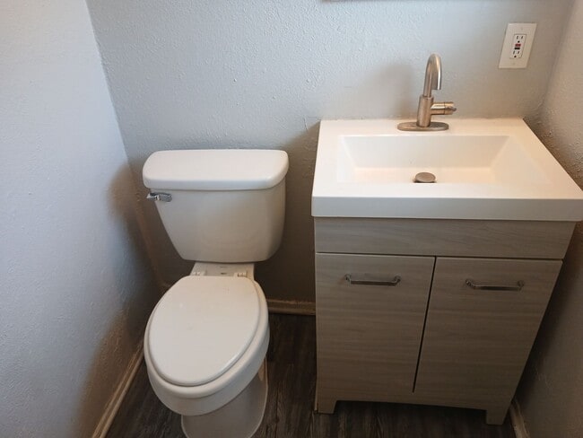Building Photo - 3 Bedrooms, 1.5 Bathrooms, 1 Car Garage Ne...