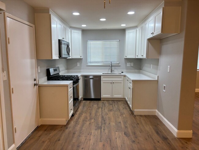 Building Photo - Terrific Brentwood location at the end of ...