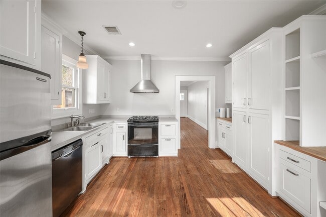 Building Photo - 334 E 24th St