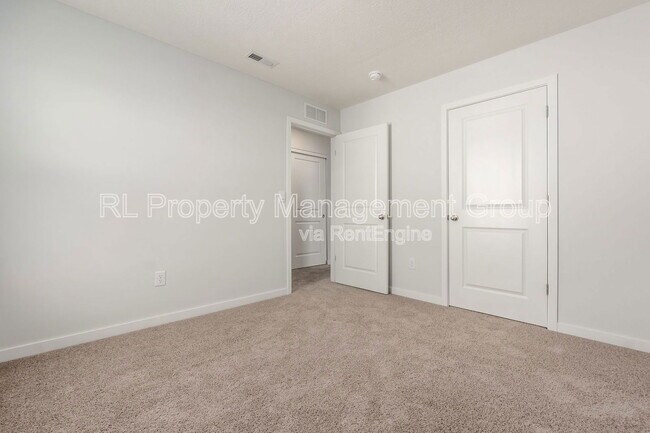 Building Photo - 214 Sterndale Dr