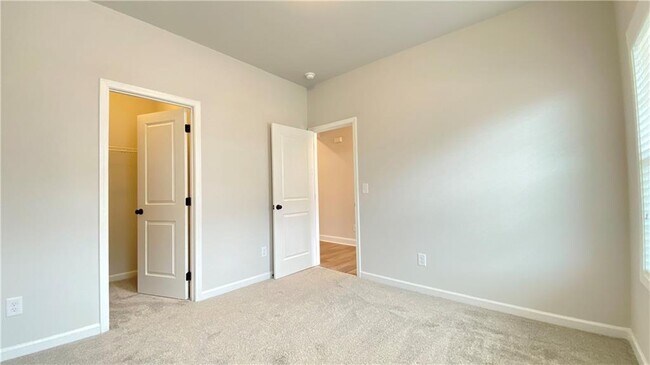 Building Photo - 4591 Silver Oak Dr SW
