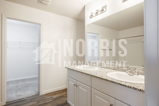 Building Photo - Beautiful Large Home Very Close to Freeway