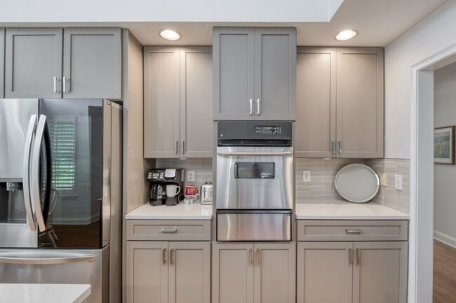 Building Photo - Luxury 3-bedroom - 4 bath with garage