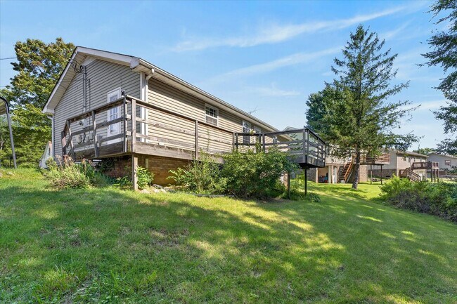 Building Photo - 727 Acorn Dr