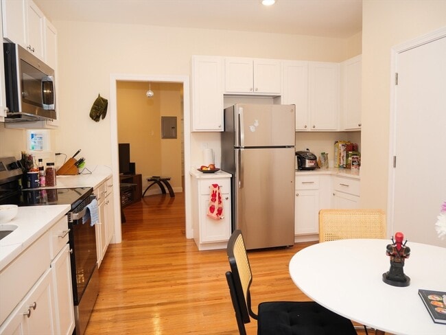 Building Photo - 10 Beals St