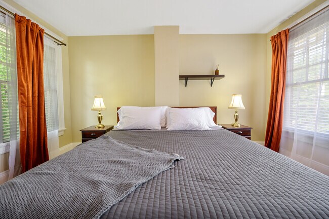 Primary king bed - 1608 Fayetteville St