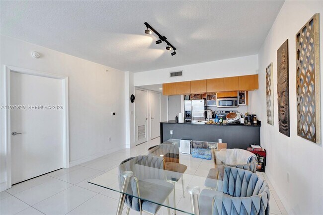 Building Photo - 1750 N Bayshore Dr