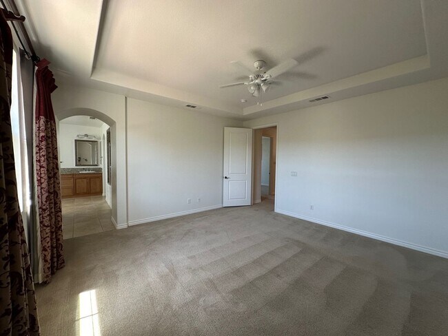 Building Photo - Stunning Executive home with loads of cust...