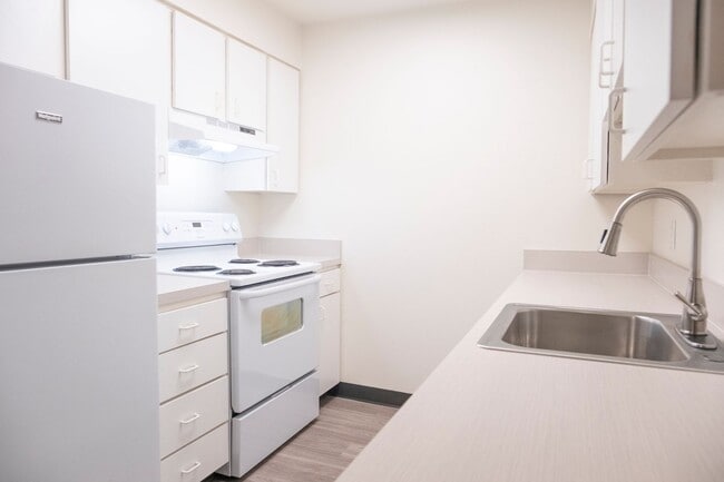 Building Photo - Classic Charm in an Irvington Flat!
