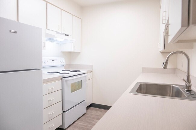 Building Photo - Classic Pet Friendly 1 Bedroom in Irvington!