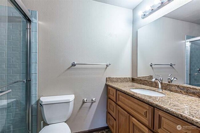 Building Photo - Immaculate & HUGE 5-Bedroom Home in Desira...