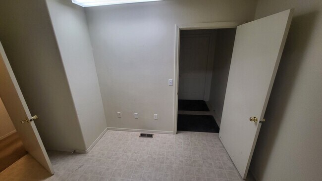 Building Photo - 562 NE Negus Loop