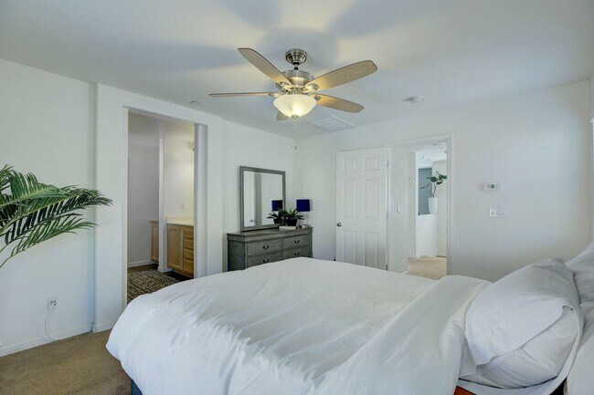 Building Photo - Experience the Best of Lincoln Crossing Li...