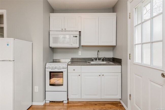 Building Photo - 7 Dune Ct