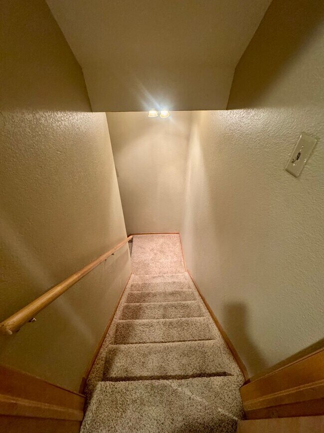 Building Photo - Gorgeous 4 bedroom with Loft and 3 car gar...