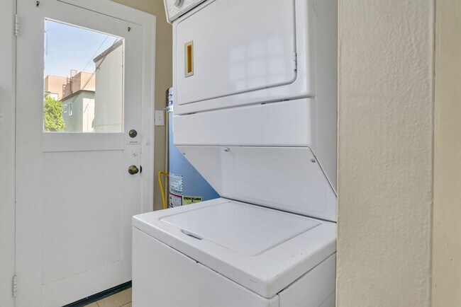 Building Photo - Great upstairs bungalow in Hillcrest with one car garage!