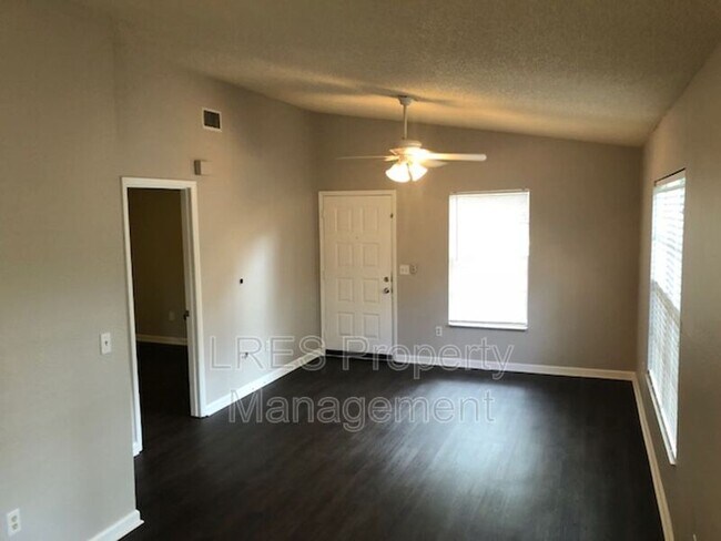 Building Photo - 1406 Northlake Dr