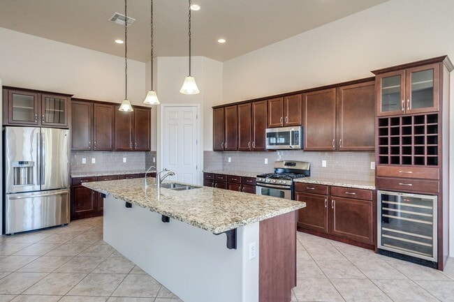 Building Photo - Rare find for this 4 bedroom/3 bath, exqui...