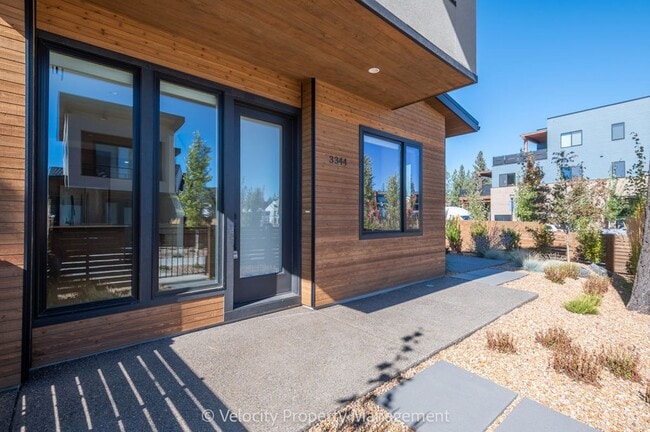 Building Photo - M713