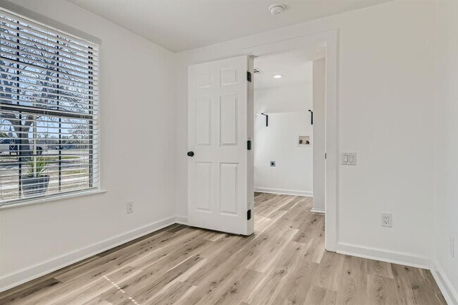 Building Photo - 902 Hackberry St