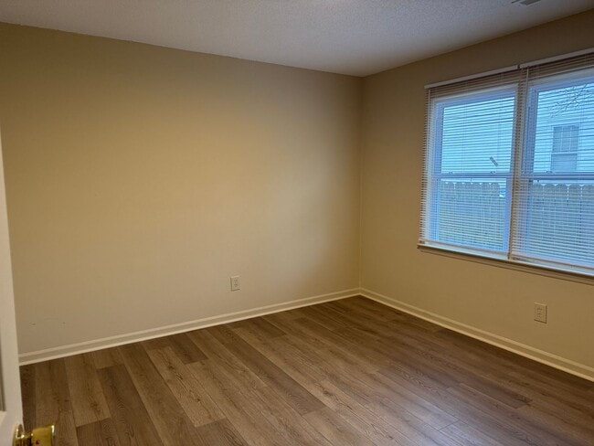 Building Photo - Two Bedroom Apartment in Statesville