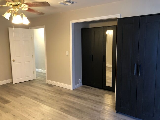 Building Photo - 4 BEDROOM / 2 BATH SINGLE FAMILY HOME W/ CASITA