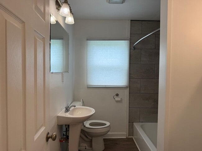 Building Photo - 3/2 bath home - Town Acres School District!