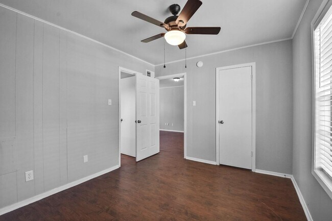 Building Photo - 1510 Broadmoor Dr
