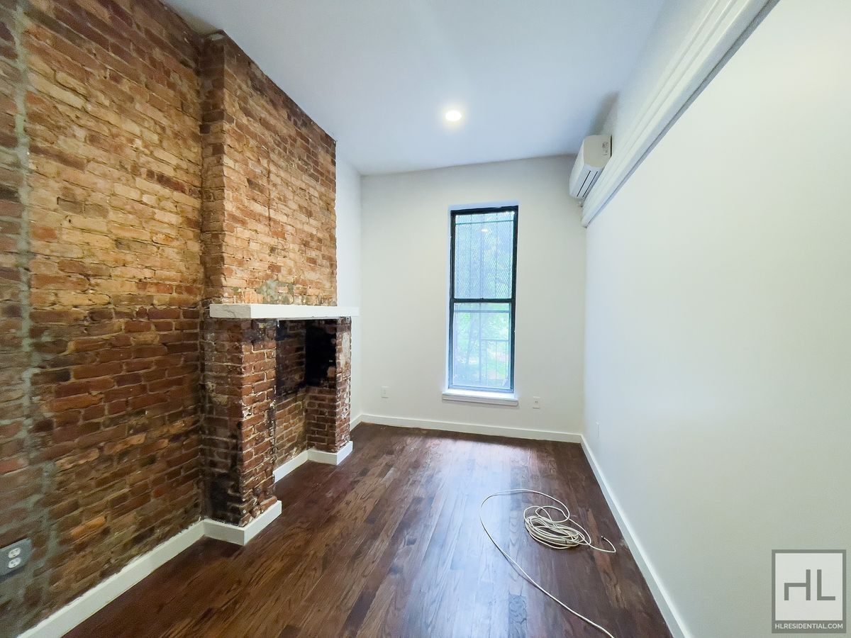 Building Photo - TOMPKINS AVENUE / Spacious 4-Bed 1-Bath