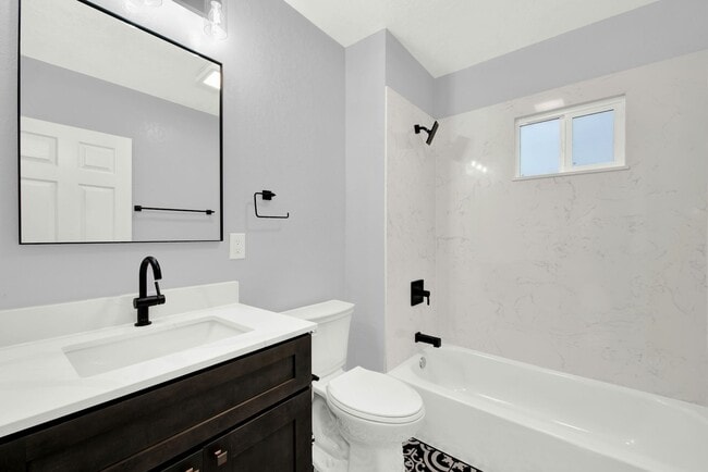 Building Photo - Modern Style Renovated 2 Bedroom 1 Bath House in Oakland -- Available Now!!!