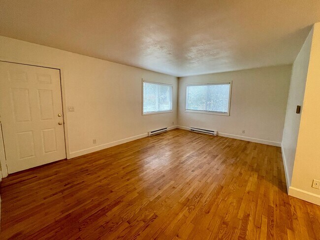 Building Photo - MANF01