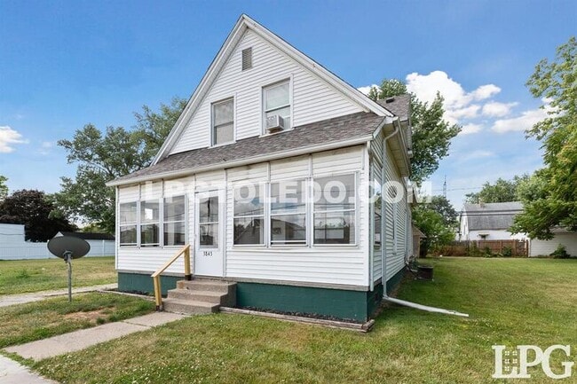 Building Photo - 3843 Peru St
