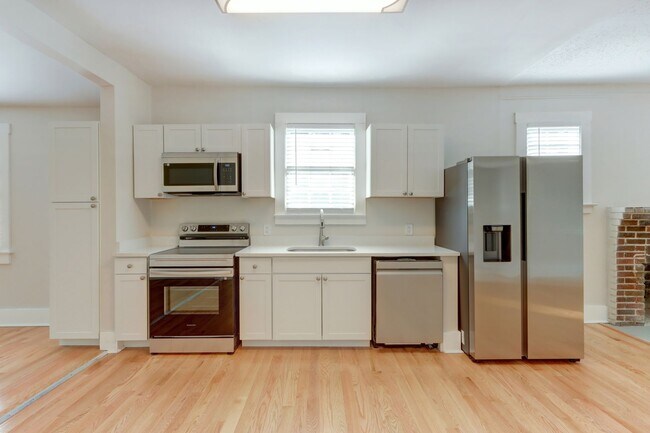 Building Photo - Renovated Three Bedroom, Two Bathroom Sing...