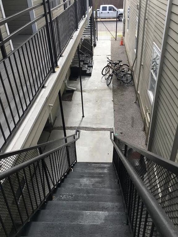 Building Photo - Renovated 1 bedroom with washer/dryer! Gated complex, centrally located.