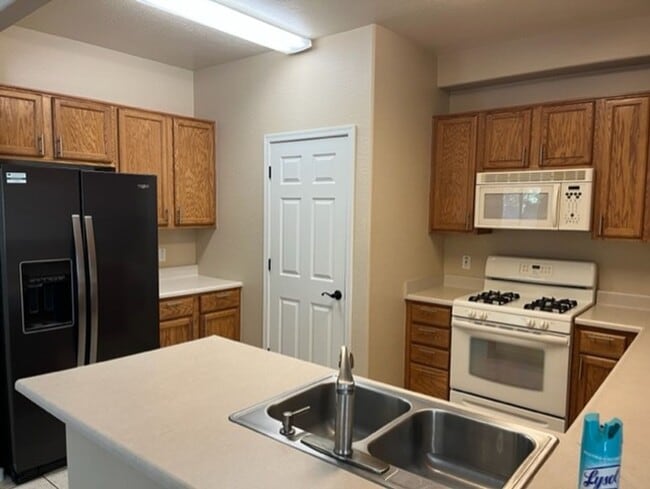 Building Photo - 3 Bedroom Townhouse in Gated Boulder Park ~ Prescott