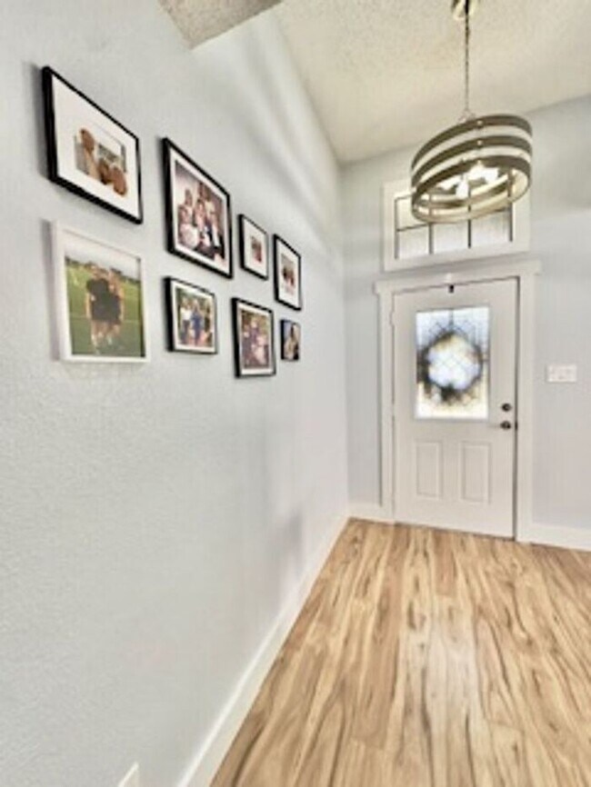 Building Photo - Fully renovated executive home