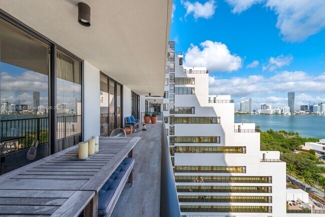 Building Photo - 1000 Venetian Way