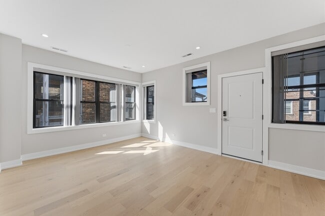 Building Photo - 7516 N Eastlake Terrace